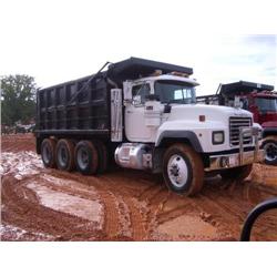 1995 MACK RD688S TRI-AXLE DUMP