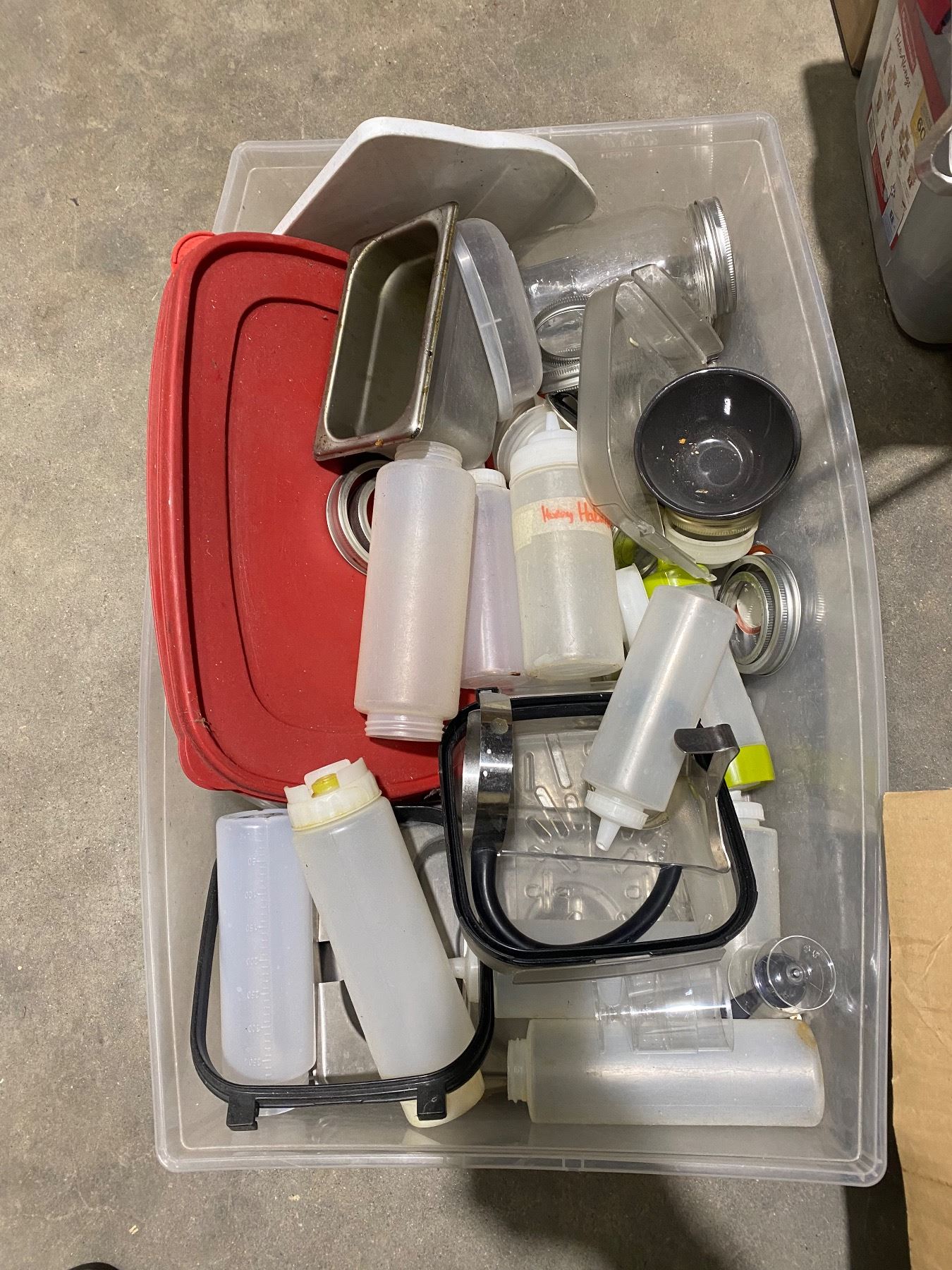 Assorted kitchen items