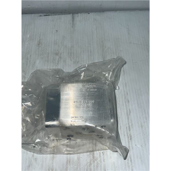 NEW? - Sun Hydraulics #4153 771 000 0C70-A2 Valve Base