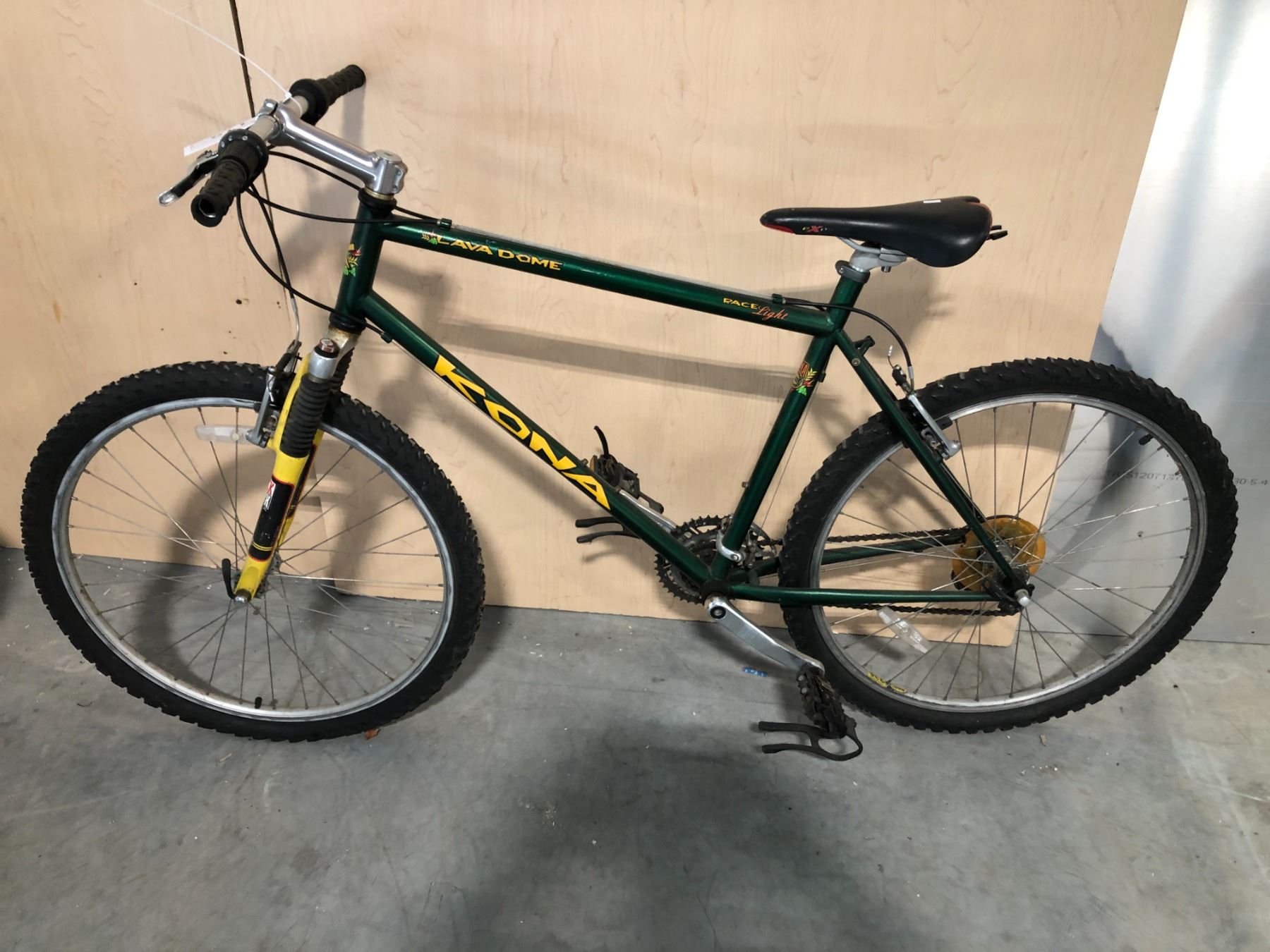GREEN KONA LAVA DOME FRONT SUSPENSION 21 SPEED MOUNTAIN BIKE green-kona-lava-dome-front-suspension-21-speed-mountain-bike