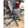 Image 2 : HERMAN MILLER AERON GRAPHITE  FULLY ADJUSTABLE TASK CHAIR SIZE A RETAIL $1055 CAN