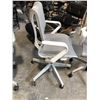 Image 2 : HERMAN MILLER LIGHT GREY LOW-BACK TASK CHAIR RETAIL $1637 CAN