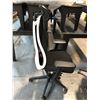 Image 2 : HERMAN MILLER VANTUM BLACK/WHITE FULLY ADJUSTABLE GAMING TASK CHAIR