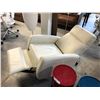 Image 2 : WHITE LEATHER ELECTRIC RECLINER ARMCHAIR