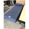 Image 2 : BLUE FABRIC DAYBED
