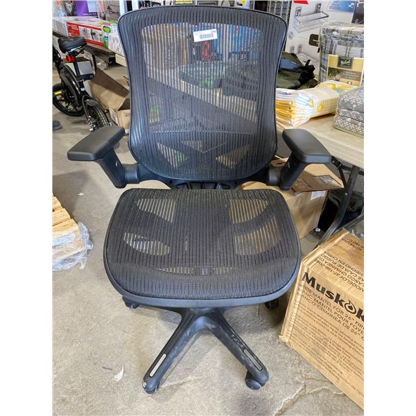 Bayside Mesh Office Chair See Pictures for Damage