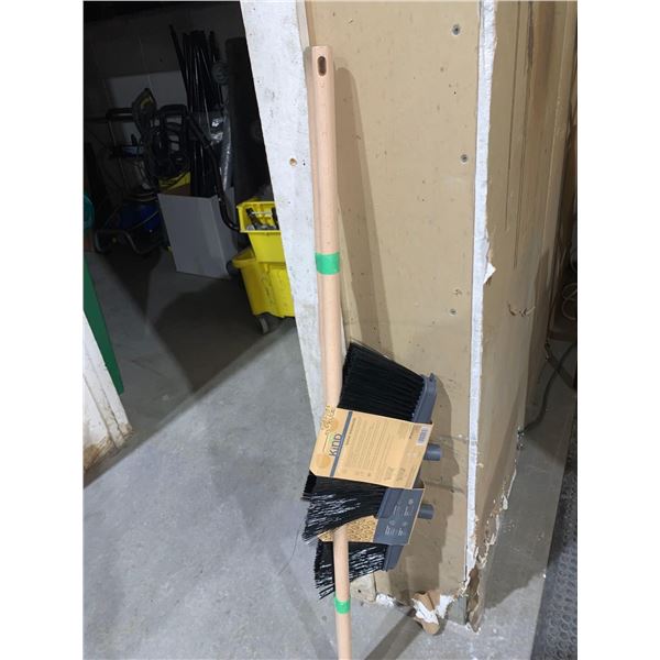 Kind Casabella Angled Broom Set of 2