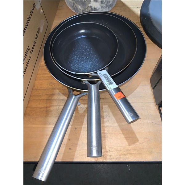 Set of 2 blue Diamond Non-Stick Frying Pans