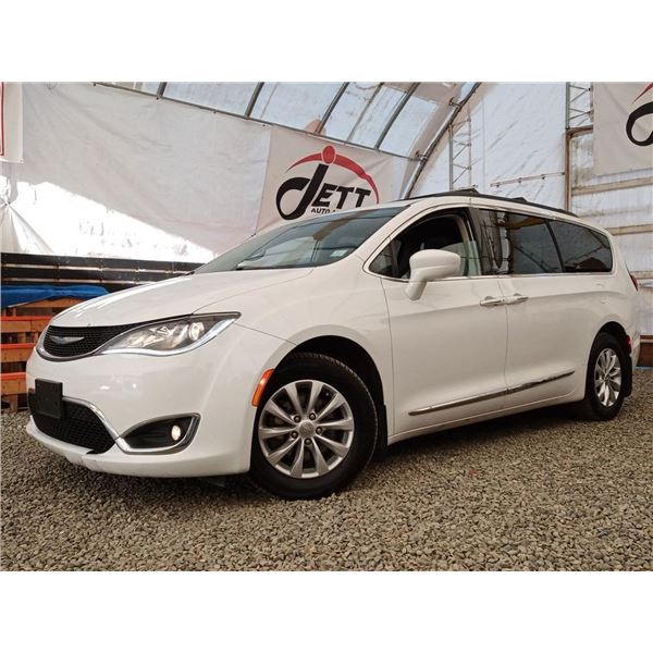 D3 --  2017 CHRYLSER PACIFICA TOURING L , White, 185517 KM