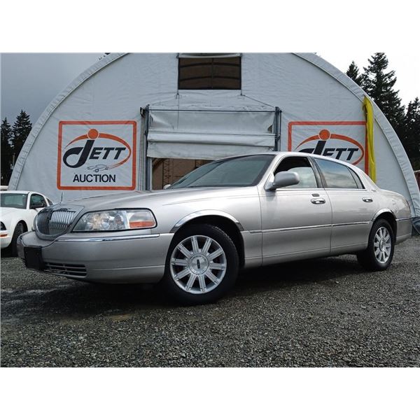 D5 --  2007 LINCOLN TOWN CAR SIGNATURE LIMITED , Silver, 123,501 MILES KM