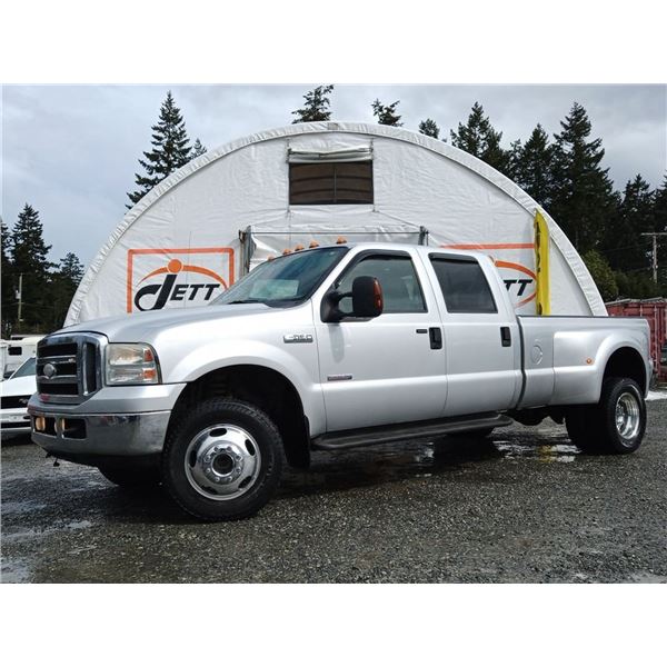 G5 --  2005 FORD F350 SUPER DUTY CREW CAB DUALLY 4X4, Silver, 226604 KM