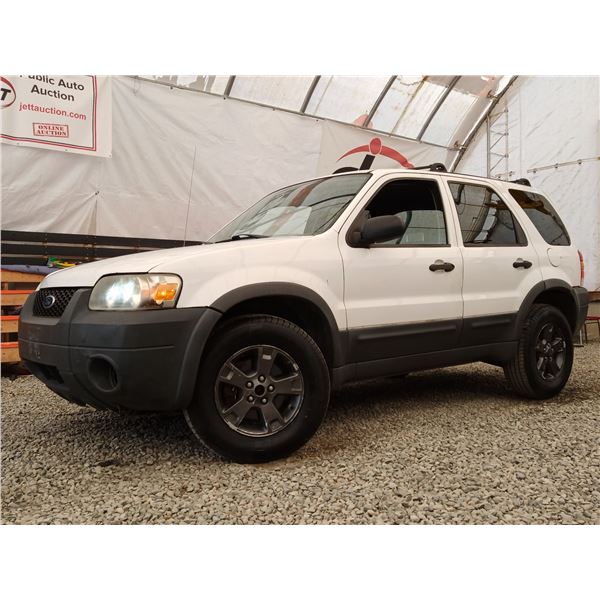 D6 --  2005 FORD ESCAPE XLT AWD, White, 128547 KM