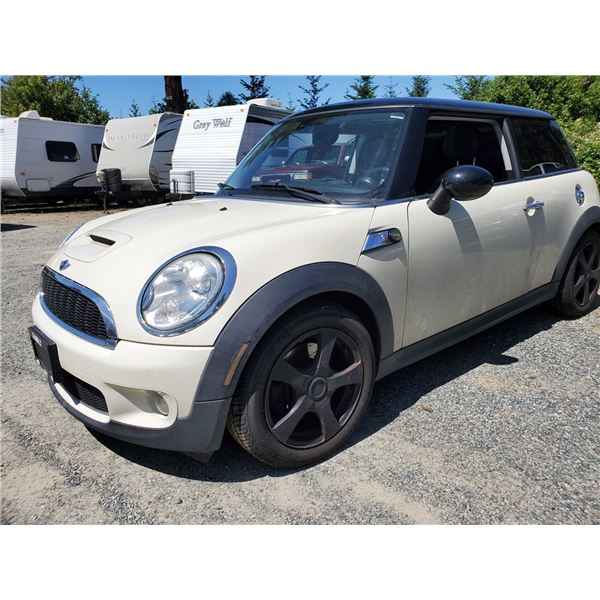 A2 --  2009 MINI COOPER S, White, 153452 KM  "NO RESERVE"