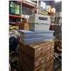 Image 1 : 2 STORAGE TOTES AND DOG KENNEL