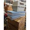 Image 2 : 2 STORAGE TOTES AND DOG KENNEL