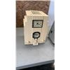 Image 2 : VINTAGE KEYSTONE PROJECTOR AND THOMAS CLOCK RADIO