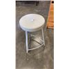 Image 2 : 2 FLOOR LAMPS AND BAR STOOL