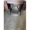 Image 2 : VINTAGE SINGER SEWING MACHINE IN CABINET