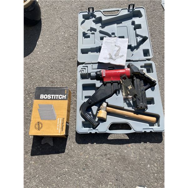 Flooring gun and flooring staples