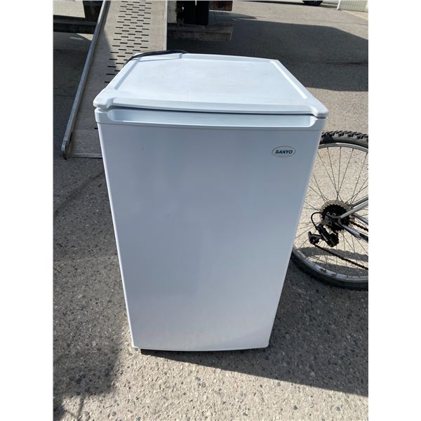 Sanyo mini fridge