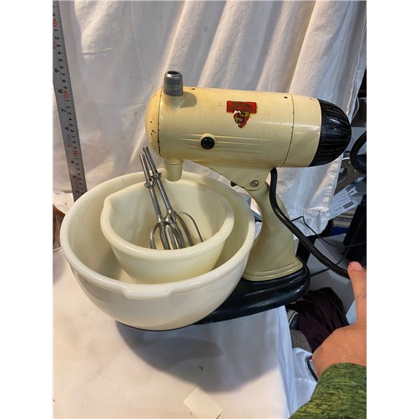 Sunbeam mixer with glass bowls