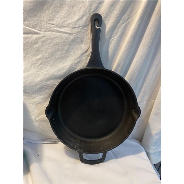 Master Chef cast iron 12  skillet