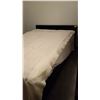 Image 1 : QUEEN SIZE BEDFRAME W/MATTRESS & BOXSPRING