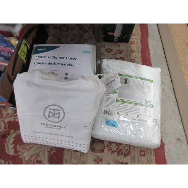 3 Piece Lot of Assorted Bedding 