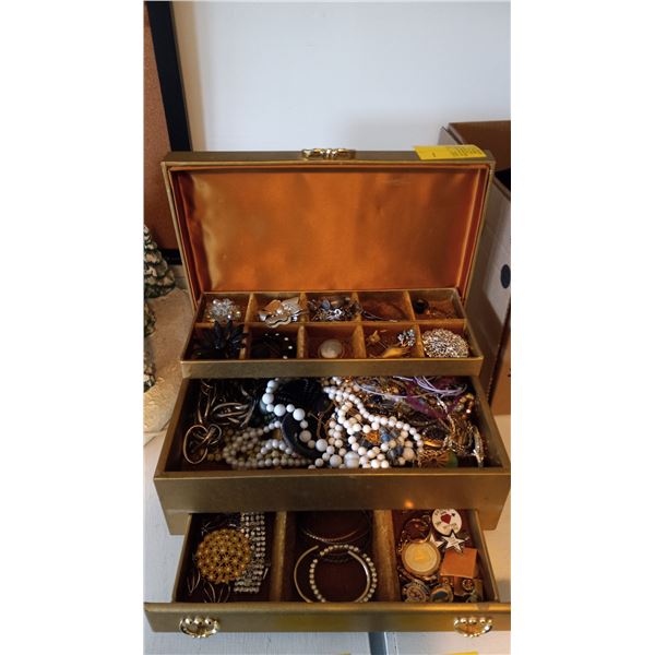 JEWELLERY BOX W/ASST. JEWELLERY: BROOCHES, PINS, NECKLACES, ETC.