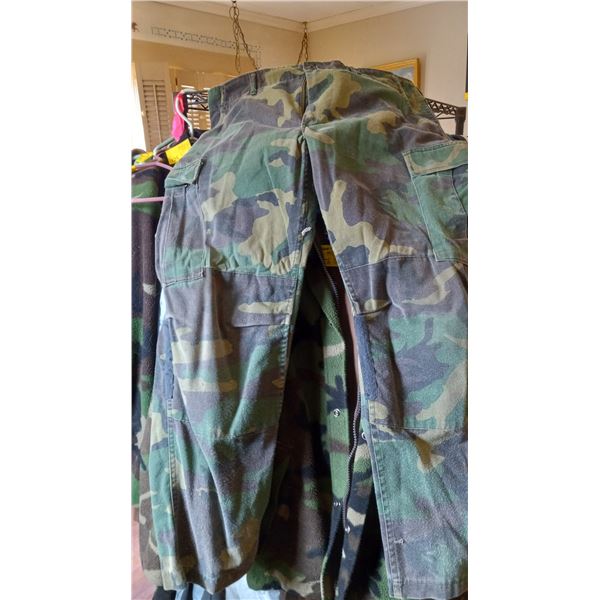 CABELLA'S CAMO COAT & MATCHING PANTS (JACKET SZ M, PANTS SZ L)