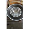 Image 3 : 5 STAINLESS STEEL MIXING BOWLS