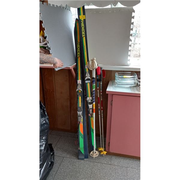 2 PAIR OF VINTAGE HEXCEL SKIS WITH SALOMAN 444 BINDINGS & POLES