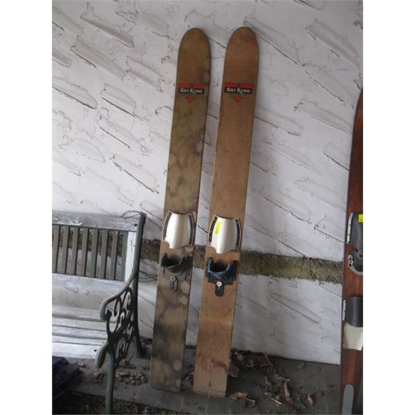 PAIR OF SEA KING VINTAGE WATER SKIS