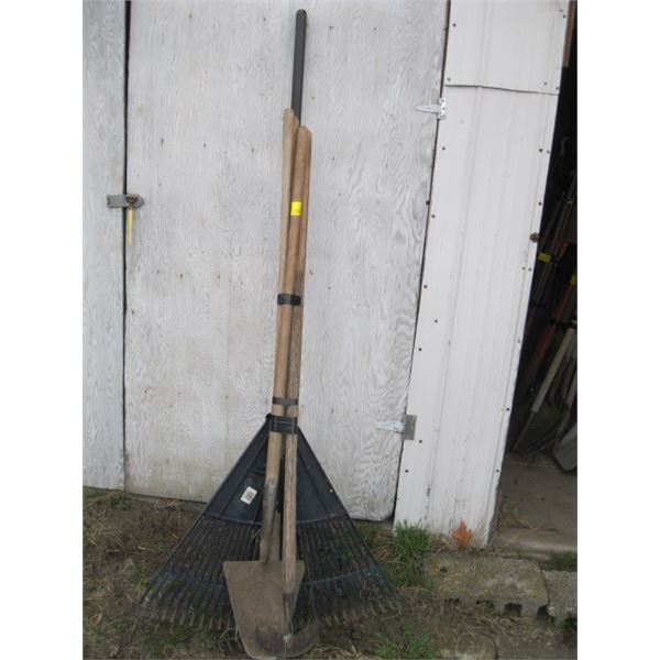 BUNDLE OF GARDEN TOOLS