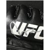 Image 2 : UFC SIGNED FIGHT GLOVE