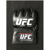 Image 1 : UFC SIGNED FIGHT GLOVE