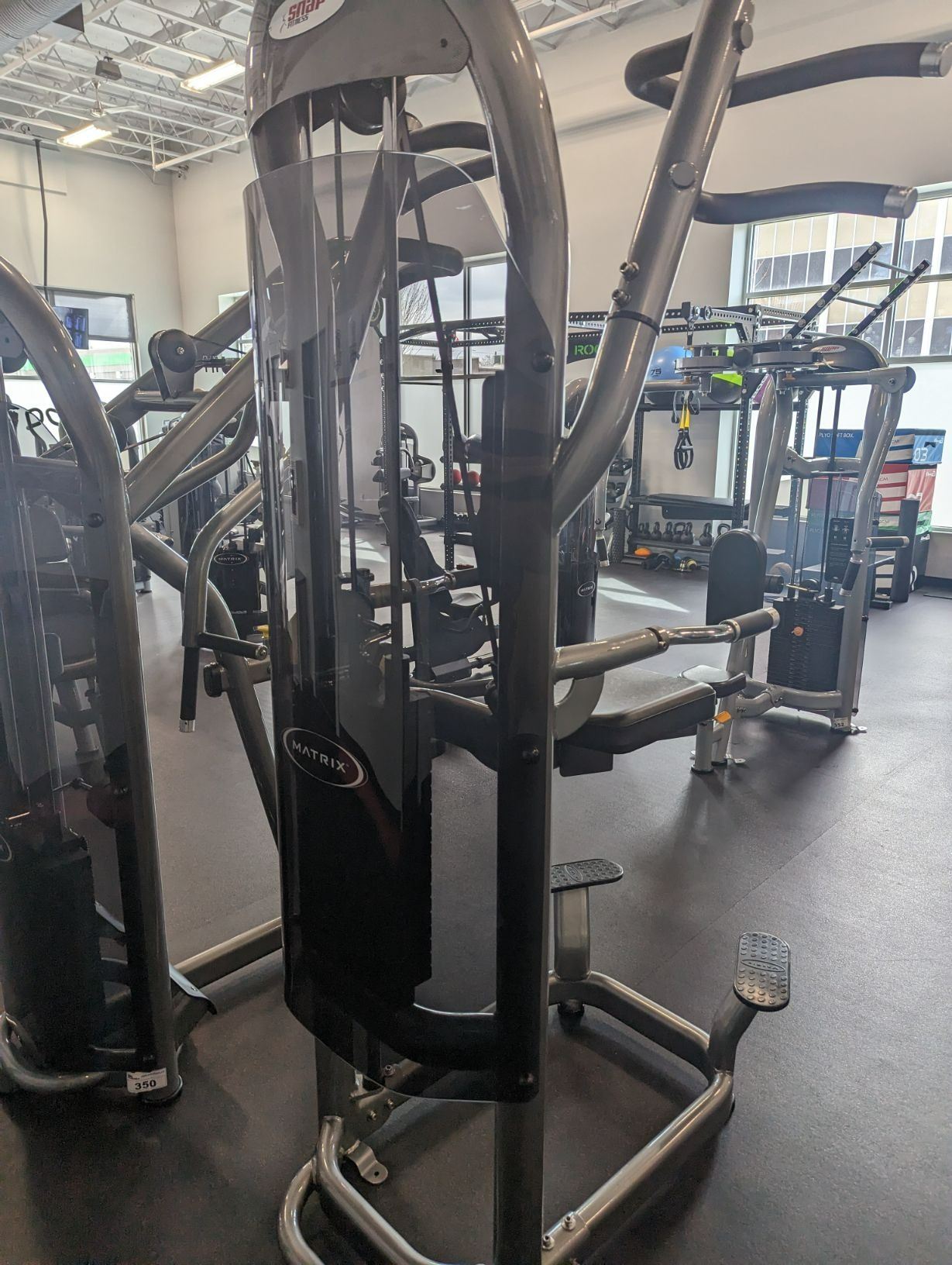 MATRIX DIP/CHIN ASSIST TRAINING STATION. 150LB WEIGHTS - Able Auctions