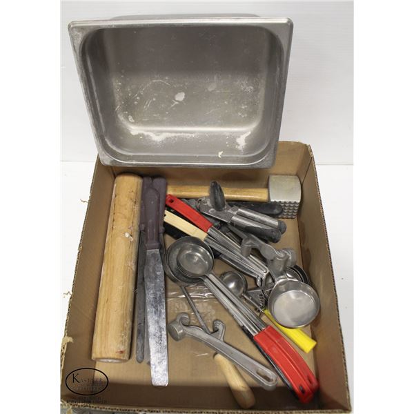 FLAT OF BAKING UTENSILS / LADELS, EVENING SPATULAS