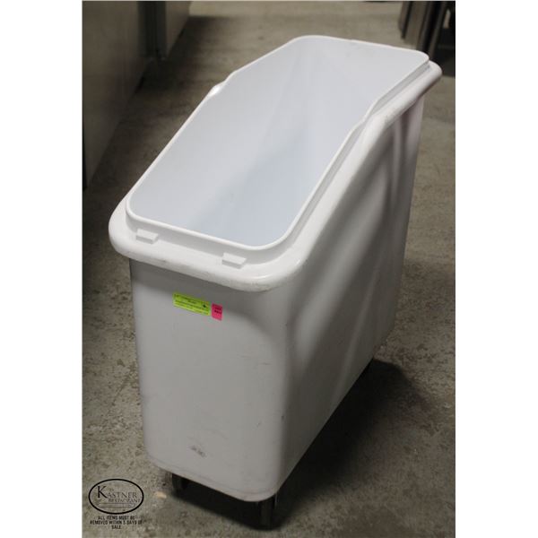 RUBBERMAID 3600 BAKERS BIN ON CASTERS - NO LID