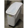 Image 1 : RUBBERMAID 3600 BAKERS BIN ON CASTERS - NO LID