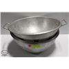 Image 1 : LOT OF 2 LARGE ALUMINUM COLANDERS