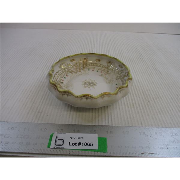 Nippon Dish Footed 6" Round