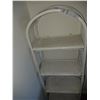 Image 3 : White wicker 4 shelf unit cat b