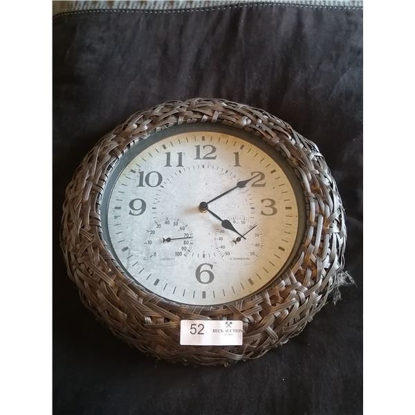 Wall Clock (Includes Temperature and Humidity Measures)