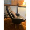 Image 2 : Leather-Style Lounging Chair