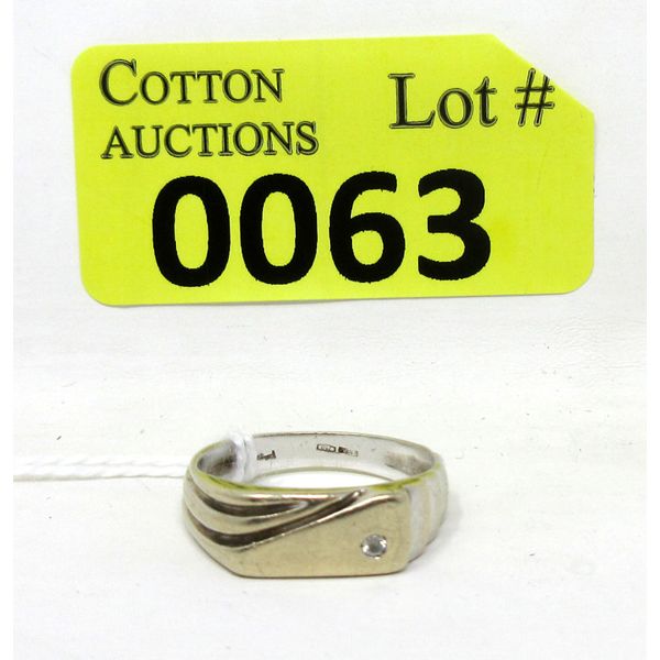 18 KT Gold and Cubic Zirconia Ring - Size 8.5