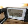 Image 2 : Insignia NS-7CM6-BK Carousel Microwave Oven 1050W