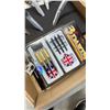 Image 2 : 2 SETS OF NEW DARTS AND 6 POCKET KNIVES