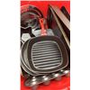 Image 2 : TOTE OF VARIOUS COOKWARE