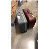 Image 8 : LOT OF VINTAGE LUGGAGE